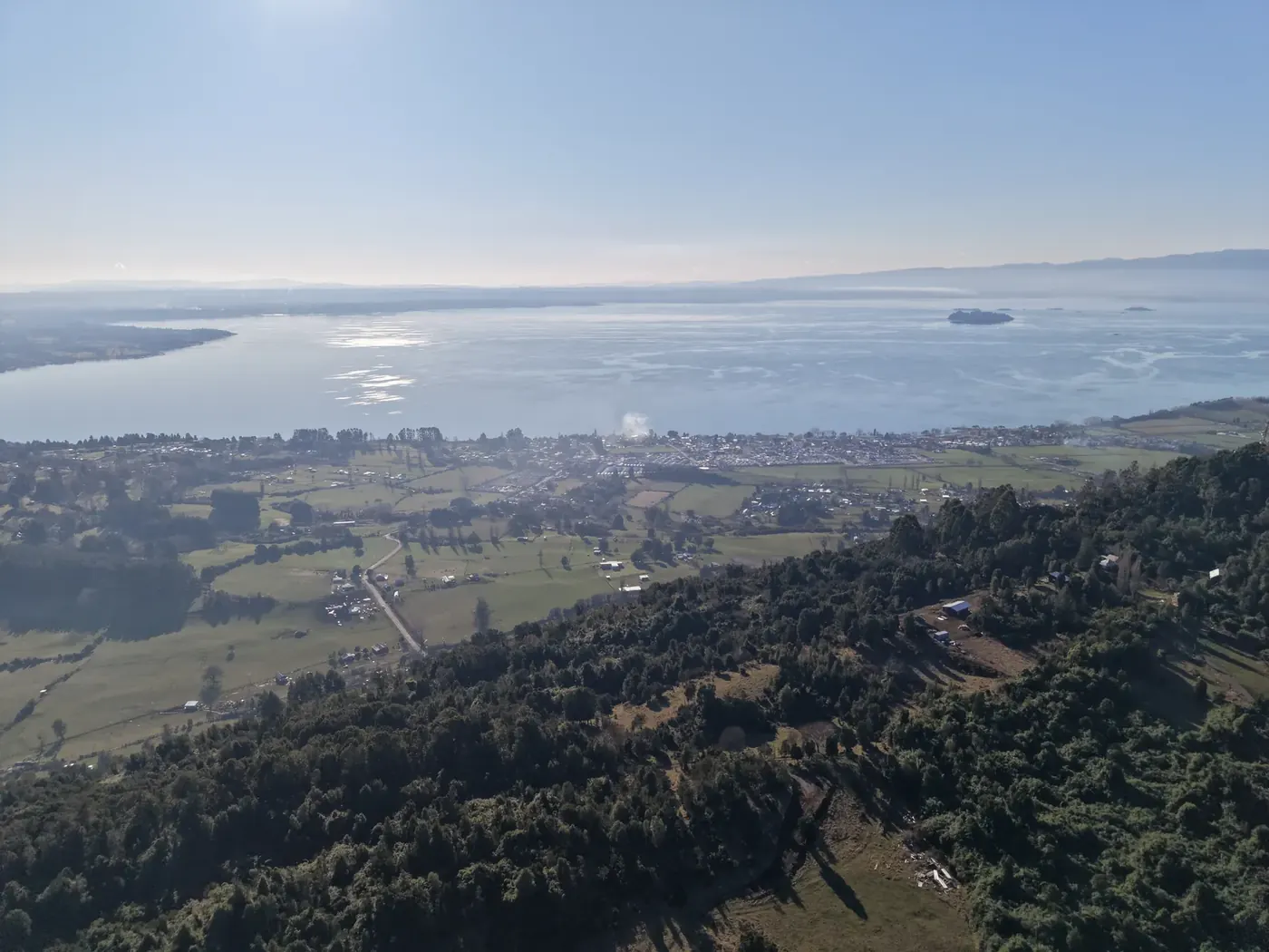 Vista aérea del lago Ranco y los campos que lo rodean, desde el predio