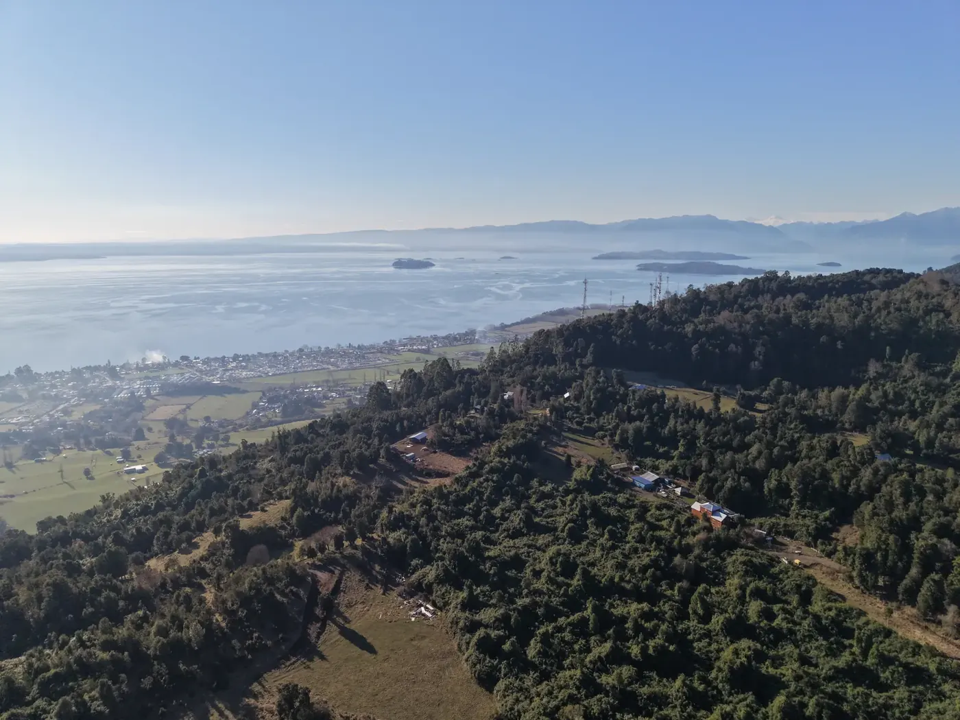 Vista aérea de las parcelas y los caminos interiores entre el bosque
