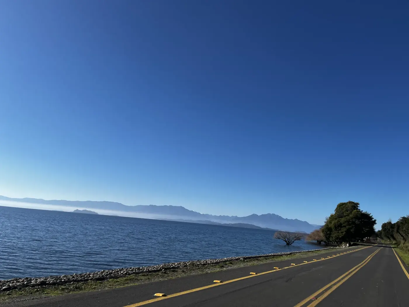 Camino pavimentado a orillas del lago Ranco, cerca del predio