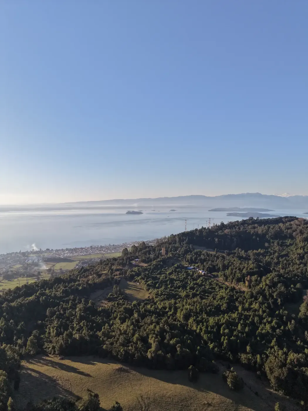Vista aérea vertical del predio, con el lago Ranco en el horizonte